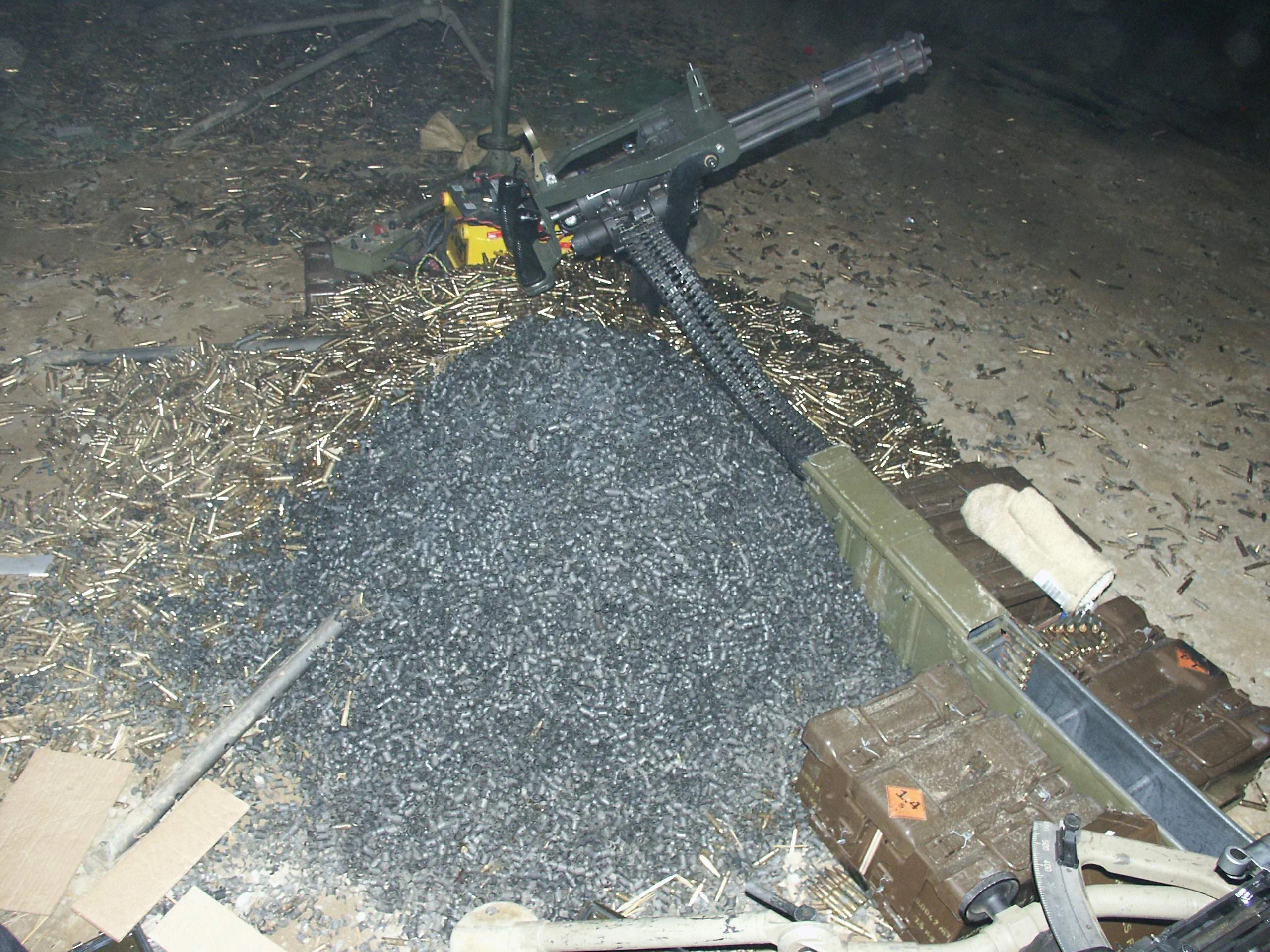 미니건 M134 인간이 들고 쏠수가 있을까? 3 m134 minigun 03 탄피