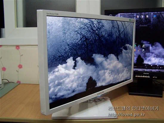F2380MX01 삼성 싱크마스터 F2380MX PVA패널 심플한 화이트 컬러의 멀티미디어 최적의 LCD 모니터