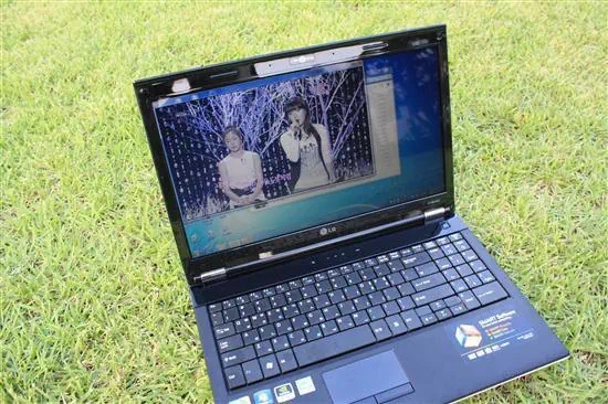 잔디밭 위에 놓여진 노트북