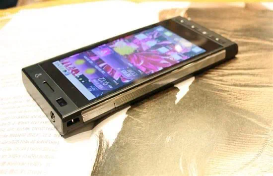 LG 스마트폰 옵티머스Z 살펴보기 9 cfile4.uf@145767124C635BF3F5F779 옵티머스Z 옆면