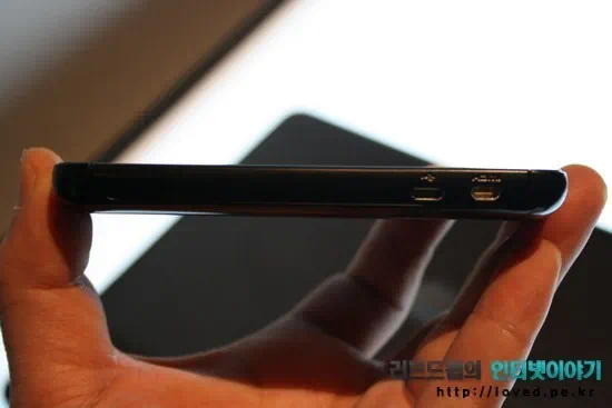 아트릭스 랩독, 새로운 모바일 컴퓨터 시대를 열다 5 2011 03 02 Image00029 모토로라 아트릭스 옆면