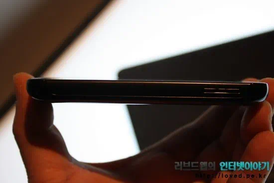 아트릭스 랩독, 새로운 모바일 컴퓨터 시대를 열다 6 2011 03 02 Image00031 모토로라 아트릭스 옆면