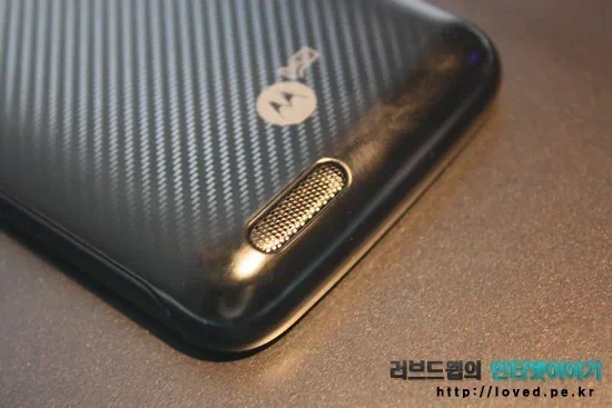 아트릭스 랩독, 새로운 모바일 컴퓨터 시대를 열다 9 2011 03 02 Image00037 모토로라 아트릭스 뒷면 하단