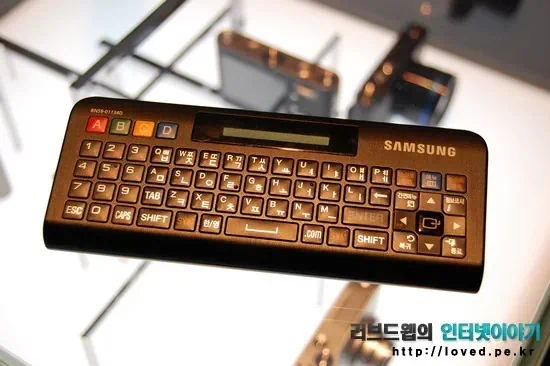 삼성 스마트TV 리모컨 뒷면은 쿼티 키패드