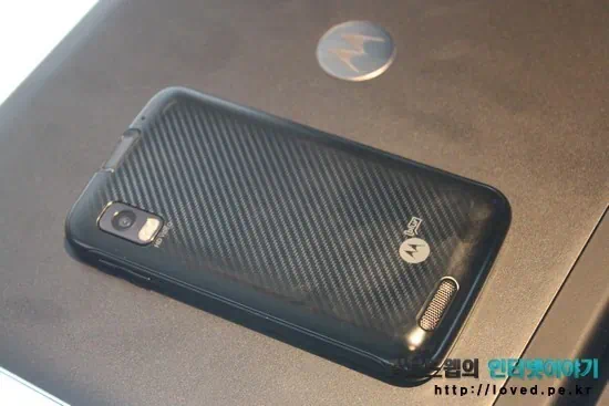 아트릭스 랩독, 새로운 모바일 컴퓨터 시대를 열다 7 cfile8.uf@17653B584D6FCED02C0D0F 모토로라 아트릭스 뒷면