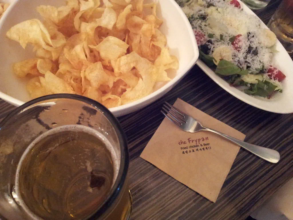 감자 칩과 샐러드