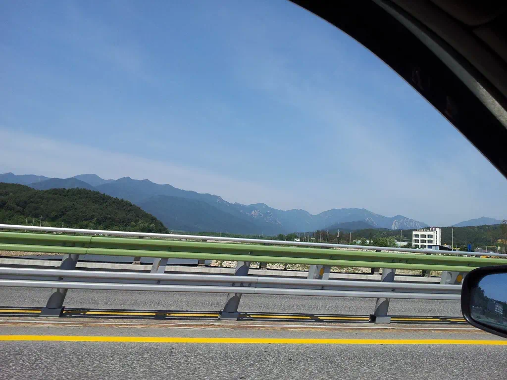 달리는 차 안에서 촬영한 풍경