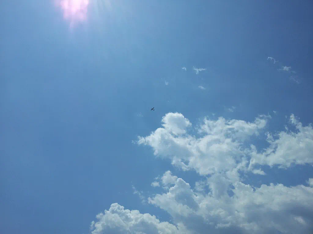 하늘을 날고 있는 경비행기