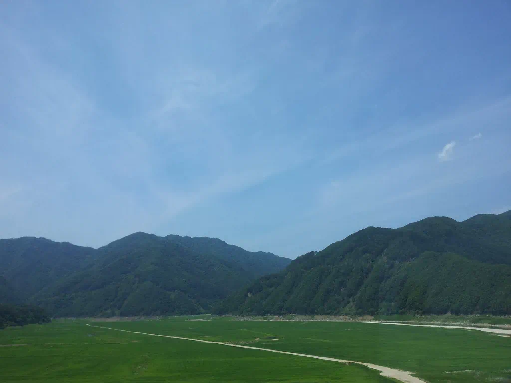 고속버스 안에서 촬영한 산과 하늘