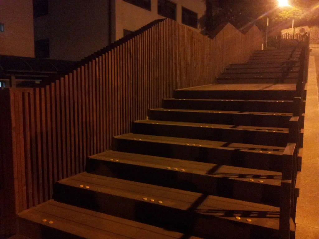 나무 계단 야경 사진