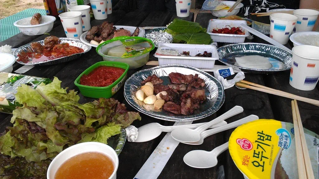 캠핑장 점심 식탁