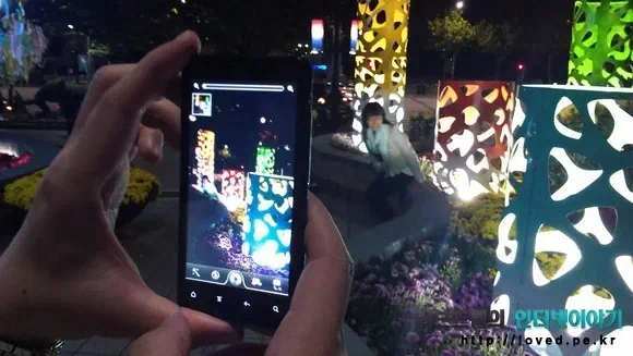 HTC 레이더4G 카메라로 사진 촬영하는 모습