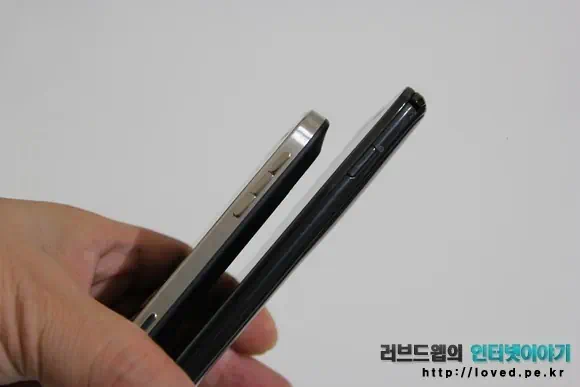 블랙베리 9900과 갤럭시S2 HD LTE 크기 및 두께 비교