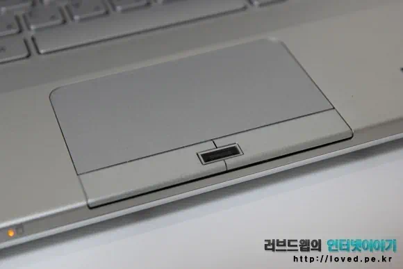알루미늄 팜레스트와 터치패드