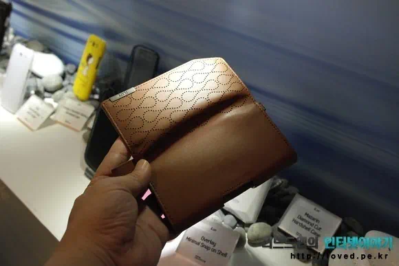 갤럭시S3 케이스, 거치대, 독 스피커 악세사리 총정리 24 cfile4.uf@176F574E4FEC3F6817490D 갤럭시S3 iLuv Artisan Clutch 가죽케이스 디자인