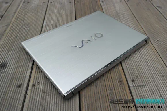 나무 바닥에 놓여진 소니 노트북