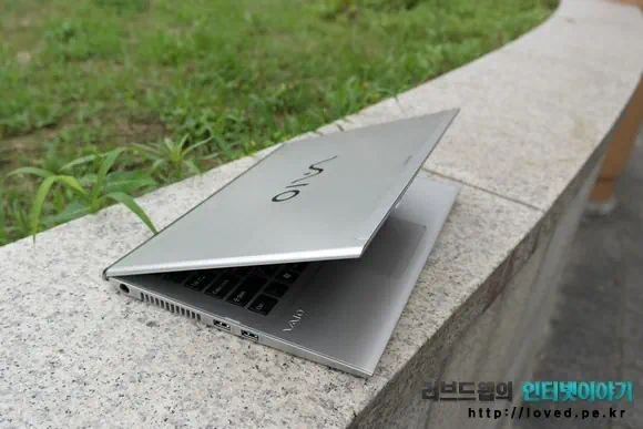 대리석 위에 놓여진 노트북