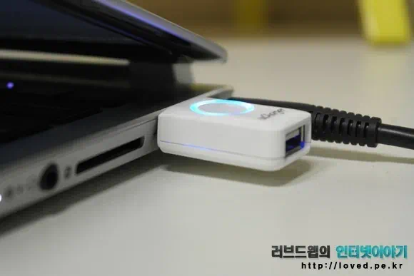 스마트폰 고속 충전 USB 어댑터 아이패드도 충전 될까? 7 cfile8.uf@163B773A5033AC440A89C3 노트북에 꼽은 USB 고속 충전 어댑터