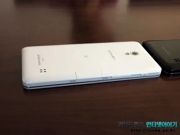 옵티머스G 프로 왼쪽면 덮개 