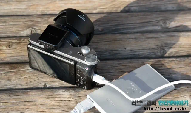 보조 배터리로 충전 중인 카메라