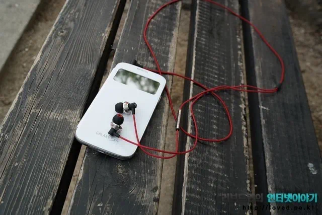 커널형 이어폰 아토믹 플로이드 파워잭스 리모트 19 cfile22.uf@02477C4B5186ACAD1D5226 벤치 위에 놓여진 스마트폰과 이어폰