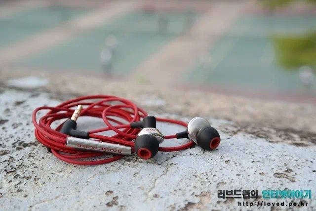 커널형 이어폰 아토믹 플로이드 파워잭스 리모트 34 cfile22.uf@234A064B5186A80B14C1E1 돌 위에 놓여진 이어폰