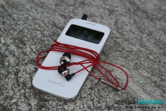 커널형 이어폰 아토믹 플로이드 파워잭스 리모트 20 cfile30.uf@012C794D5186A8410EC507 바위 위에 놓여진 스마트폰과 이어폰