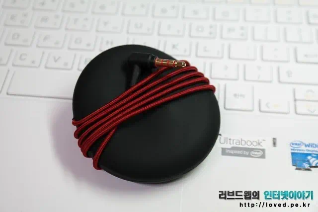 커널형 이어폰 아토믹 플로이드 파워잭스 리모트 18 loved.pe .kr 00099 실리콘 파우치에 둘둘 감은 이어폰