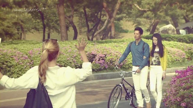 한국 남녀 커플에게 다가가는 외국인 여성