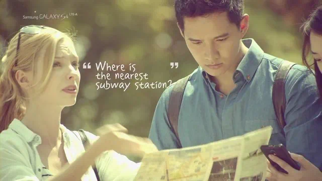 한국 커플에게 외국어로 무언가 물어보는 외국 여성