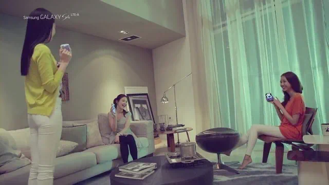 거실에서 스마트폰을 들고 있는 세 명의 여성