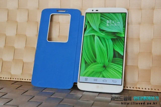 퀵 윈도우 케이스를 씌운 LG G2