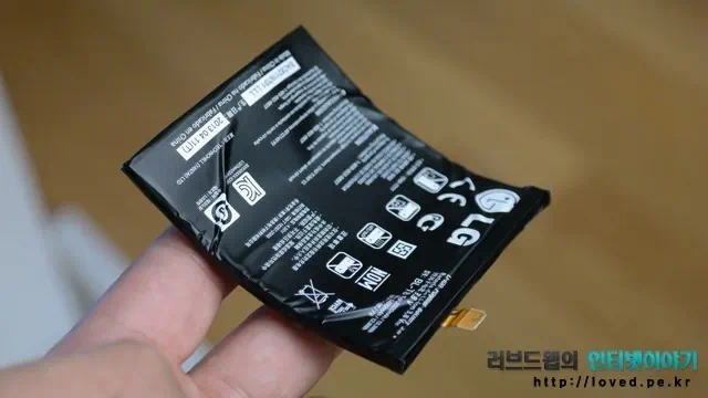 LG G플렉스 플렉시블을 위해 얻은 것과 잃은 것 8 000036 1 크게 휘어져 있는 배터리