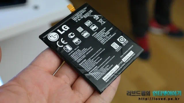 LG G플렉스 플렉시블을 위해 얻은 것과 잃은 것 9 000038 평평하게 펴진 배터리