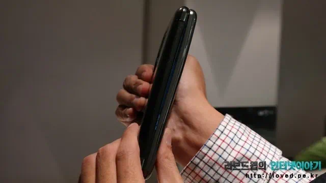 LG G플렉스 플렉시블을 위해 얻은 것과 잃은 것 4 cfile22.uf@232D1B46527F3C7E3BF797 두 대의 G플레스를 힘껏 누르고 있는 모습