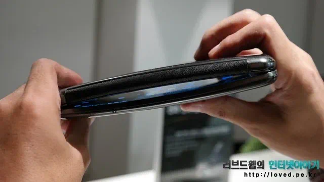 LG G플렉스 플렉시블을 위해 얻은 것과 잃은 것 3 cfile26.uf@212D1B46527F3C7D3AF080 두 대의 G플레스를 겹쳐 놓은 모습