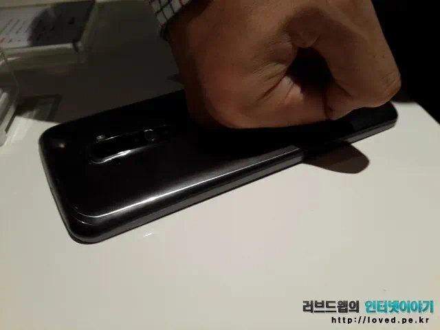 LG G플렉스 플렉시블을 위해 얻은 것과 잃은 것 1 cfile27.uf@266DB241527F38740AA17A 주먹으로 힘껏 누르고 있는 G플렉스