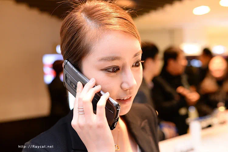 LG G플렉스 플렉시블을 위해 얻은 것과 잃은 것 13 cfile28.uf@215A3244527F43052F97E6 G플렉스로 전화 하는 모습을 취한 모델