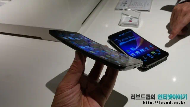 LG G플렉스 플렉시블을 위해 얻은 것과 잃은 것 2 cfile30.uf@233E8443527F3CBB2C7F6C 한 손으로 들고 있는 G 플렉스